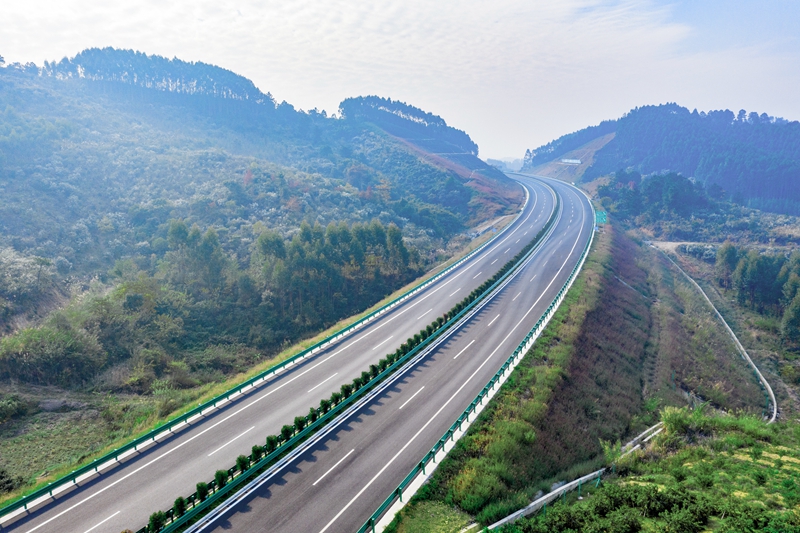 6.高速公路與群山相連，植被覆蓋率高，與原生態(tài)環(huán)境恢復(fù)有機結(jié)合.jpg